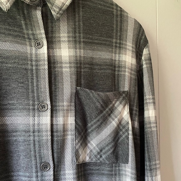 Zenana lightweight flannel shacket. Size medium - Picture 3 of 7